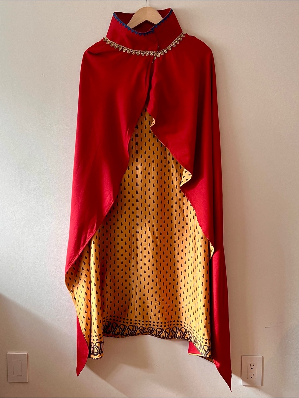 Kids Red High Collar Costume Cape with Gold Trim Yellow Lining Medium EUC